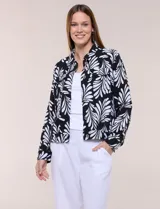 Camperita de lino liviana, marca Dash, con estampado botánico de hojas en tonos azules, verdes y tostados sobre base blanca. Presenta cierre frontal con botones, cuello clásico y bolsillos aplicados en el pecho.