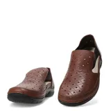 Sandalias tipo zueco de cuero negro con diseño calado y costuras en forma de rombos. Presenta paneles laterales elásticos y suela de goma antideslizante.