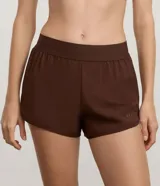 Short deportivo runner de la marca Get Over, color blanco, con cintura ancha elástica y bajo redondeado.
