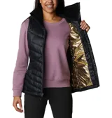 Chaleco acolchado Columbia en color negro, con cierre frontal completo, cuello alto forrado en vellón y bolsillos laterales con cierre. Presenta tecnología Omni-Shield que repele la humedad y aislamiento térmico sintético.