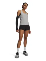 Short deportivo Under Armour Vanish 2 en 1, compuesto por un short exterior ligero y un short interior de punto ajustado para mayor sujeción. Presenta cintura elástica con logo visible, aberturas laterales en el bajo y bolsillos laterales.