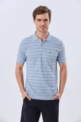 Remera polo de jersey color blanco, con diseño de rayas horizontales multicolores y cierre frontal de botones.
