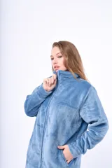 Bata celeste de microfibra con cierre frontal y cuello alto.