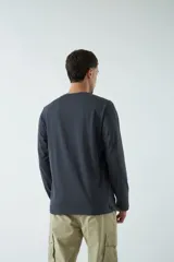 Remera de manga larga para hombre con escote redondo y logo bordado en el pecho.