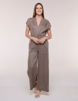 Enterito largo de lino verde militar con escote en V cruzado, mangas cortas japonesas, cintura entallada con cinturón y hebilla metálica, y pantalón de corte recto con bolsillos laterales.