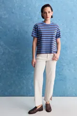 Jean de tiro alto con calce recto y relajado, color crudo, con aberturas en los tobillos.