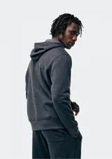 Buzo con capucha de corte clásico, confeccionado en tejido de algodón, con bolsillo frontal tipo canguro y puños acanalados.