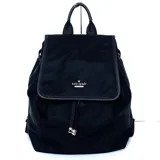 Mochila mediana de nylon color negro con solapa de cuero sintético y logo dorado de la marca Kate Spade.