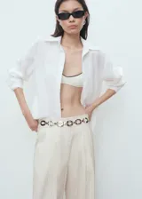 Pantalón wide leg de tiro medio con diseño de rayas sutiles, pinzas delanteras, bolsillos laterales y de ribete en la parte posterior. Cuenta con cierre de gancho y cremallera, y trabillas para cinturón.