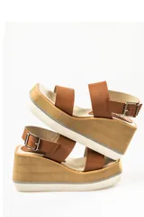 Sandalias de cuero color marrón con plataforma de madera y suela blanca.