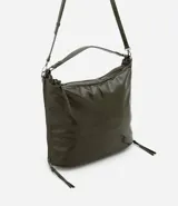 Cartera tipo hobo de gran tamaño confeccionada en poliuretano color negro, con acabado liso y brillante. Presenta un diseño de media luna con cierre superior de cremallera, correa de mano fija y asa larga desmontable. Incluye un detalle de cremallera lateral que permite expandir su capacidad interna.