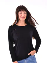 Remera negra de manga larga con cuello redondo y detalle de tachas doradas dispuestas en diagonal sobre el pecho.