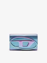 Bolso tipo sobre Diesel 1DR, hecho de piel de becerro con acabado metálico iridiscente en tonos azul, violeta y verde. Tiene diseño plegable con cierre de botón a presión, correa ajustable y removible para el hombro, y logo ovalado de Diesel en la parte frontal. Interior forrado con compartimento principal y bolsillo con cierre.