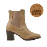 Bota tipo Chelsea de cuero color tostado, con paneles laterales elásticos, punta redondeada y taco cuadrado de altura media en tono marrón oscuro.