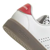 Championes urbanos Adidas Advantage 2.0, color blanco con suela de goma color marrón. Presentan detalles en animal print en la lengüeta y un detalle rojo en el talón. El diseño incluye las clásicas tres tiras de la marca representadas mediante perforaciones laterales.