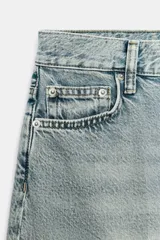 Jeans de tiro alto ZW Collection, color negro con efecto deslavado, corte tapered y diseño bombacho con raya planchada al frente.