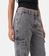 Pantalón cargo de jean azul, de corte recto y tiro alto, con bolsillos laterales y cierre frontal con botón y cremallera.