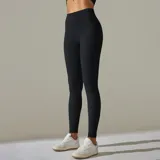 Calza deportiva blanca de tiro alto y textura acanalada.