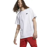 Remera de manga corta, cuello redondo y calce ajustado, color negro, con el logo de Nike bordado en blanco en el lado izquierdo del pecho.