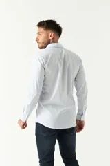 Camisa de manga larga para hombre, color azul claro con microestampado de cuadros. Presenta un corte slim y cuello abotonado.