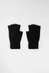 Guantes sin dedos de punto negro con textura peluda y puño elástico acanalado.