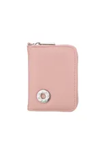 Monedero pequeño de cuero sintético color rosa, con cierre de cremallera y botón metálico con logo de la marca.