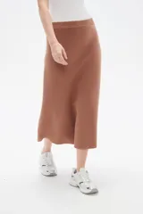 Falda midi de corte evasé, confeccionada en tejido de viscosa color marrón, con cintura alta y caída fluida.