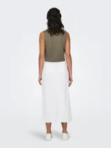 Chaleco corto color marrón con escote en V y cierre frontal con tres botones de madera.