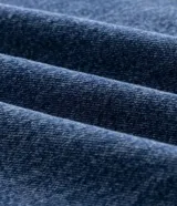 Pantalón de jean azul con lavado medio, corte barrel de piernas amplias, cintura con pasacintos, bolsillos funcionales y pinzas en las piernas.