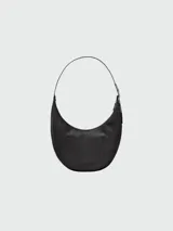 Bolso de hombro tipo hobo de la línea Roseau Essential de Longchamp, confeccionado en cuero vacuno con textura granulada. Presenta una silueta curva, cierre superior con cremallera y el distintivo cierre de bambú metálico de la marca en el lateral.