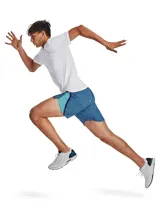 Remera deportiva Under Armour de manga corta, confeccionada en tejido de punto suave con zonas de ventilación de malla estratégicamente ubicadas. Presenta una construcción prácticamente sin costuras para evitar rozaduras y tecnología que absorbe el sudor y permite un secado rápido.