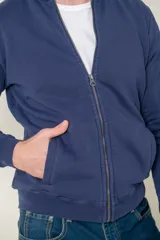 Campera azul marino de algodón con cierre frontal, cuello alto y bolsillos laterales. Corte clásico y puños y cintura acanalados.