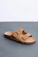 Sandalias Brokers Wear de color beige, con dos tiras ajustables con hebillas metálicas doradas y plantilla anatómica.
