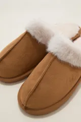 Pantuflas cerradas color marrón con ribetes de piel sintética en la abertura y suela plana.