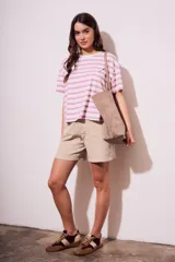 Remera de algodón blanca con rayas horizontales color lavanda, de corte recto y mangas cortas.