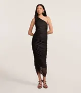 Vestido negro de largo midi, confeccionado en tul con un solo hombro descubierto y fruncido lateral que genera un efecto drapeado.