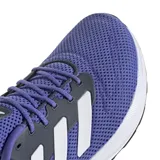 Championes de running Adidas modelo Response Runner, color violeta con las icónicas tres tiras laterales en blanco y detalles en azul oscuro. Presentan una estructura de malla transpirable, mediasuela de EVA para una amortiguación ligera y suela de goma con gran agarre.