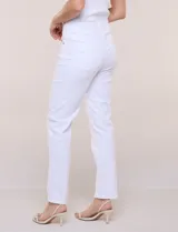 Jean de corte recto y tiro alto en color blanco, confeccionado en denim elastizado de suave tacto. Cuenta con diseño tradicional de cinco bolsillos, presillas para cinturón y cierre frontal con botón y cremallera.