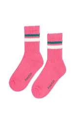 Par de medias de caña larga en tejido acanalado color fucsia, con detalle de franjas horizontales en verde y blanco en la parte superior y logo de la marca estampado en el pie.