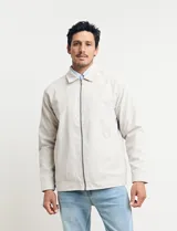 Campera azul oscuro con cierre frontal, cuello clásico y bolsillos laterales.