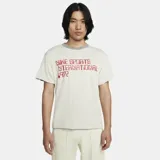 Remera reversible Nike Sportswear Circa, de diseño clásico con cuello redondo gris y estampado frontal en tono rojo con la inscripción "Nike Sports International 1972".