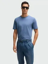 Remera de punto de algodón de la marca Boss, en color azul, con cuello redondo, mangas cortas y logo de la marca bordado sutilmente en el pecho.