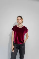 Remera de manga corta confeccionada en terciopelo, con cuello redondo y diseño simple. Una prenda versátil y elegante para elevar cualquier conjunto.