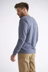 Remera de manga larga color rosado, con cuello redondo y estampado frontal con el nombre de la marca Brooksfield.