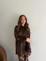 Canguro negro de terciopelo, de corte oversize y manga larga, con capucha y detalle de parche bordado en la manga.