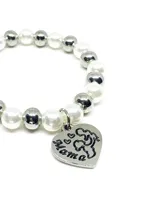 Pulsera elástica de acero italiano con perlas blancas y plateadas, y dije colgante en forma de corazón con la palabra "Mamá".