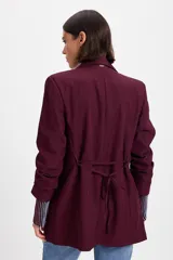 Blazer de corte sastrero en color marrón chocolate, con solapas clásicas, cierre frontal de un botón y bolsillos laterales con solapa.