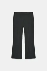 Pantalón de tiro medio con corte cropped flare, confeccionado en tejido con viscosa. Presenta detalle de raya planchada, bolsillos laterales y cierre frontal con cremallera, botón y ganchos metálicos.