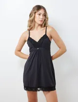 Chemise verde esmeralda de seda fría, marca Montelle. Con apliques de encaje en ruedo y escote. Breteles finos regulables.