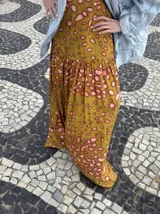 Vestido largo marrón de crepe texturizado, con cuello halter fruncido, diseño holgado y falda larga con vuelo.